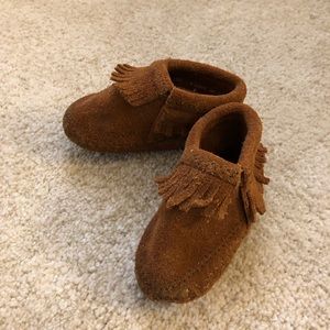 Minnetonka size 2 brown suede fringe moccasins